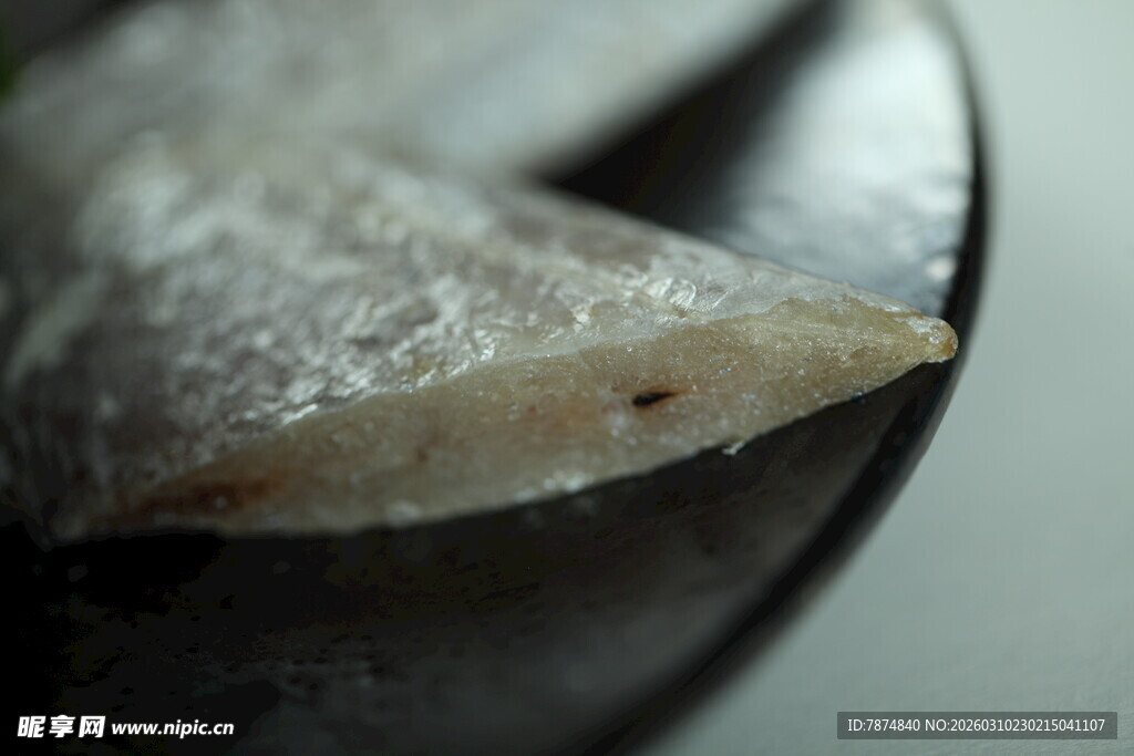 特写 盘中的一块鱼肉