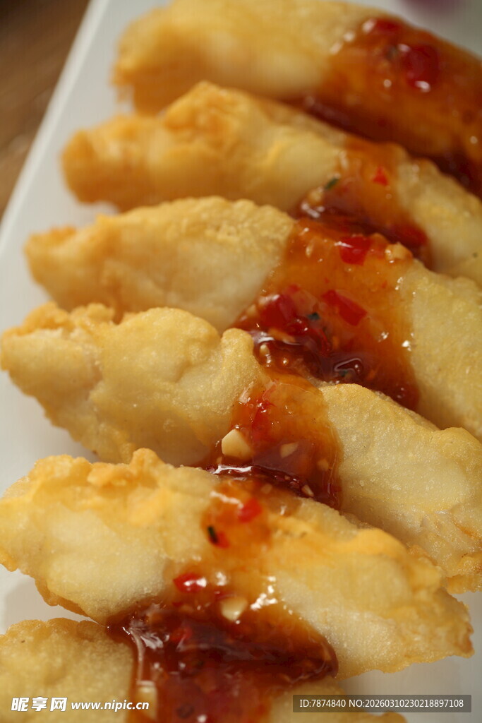 美味炸物配香甜酱汁