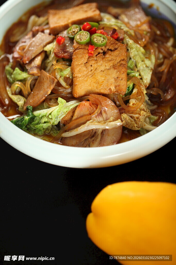 美味豆皮蔬菜汤面