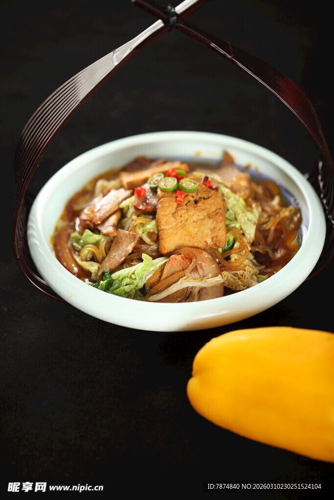 美味盖浇饭配玉米