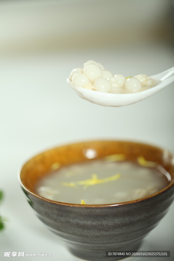 瓷勺舀起碗中美味食物