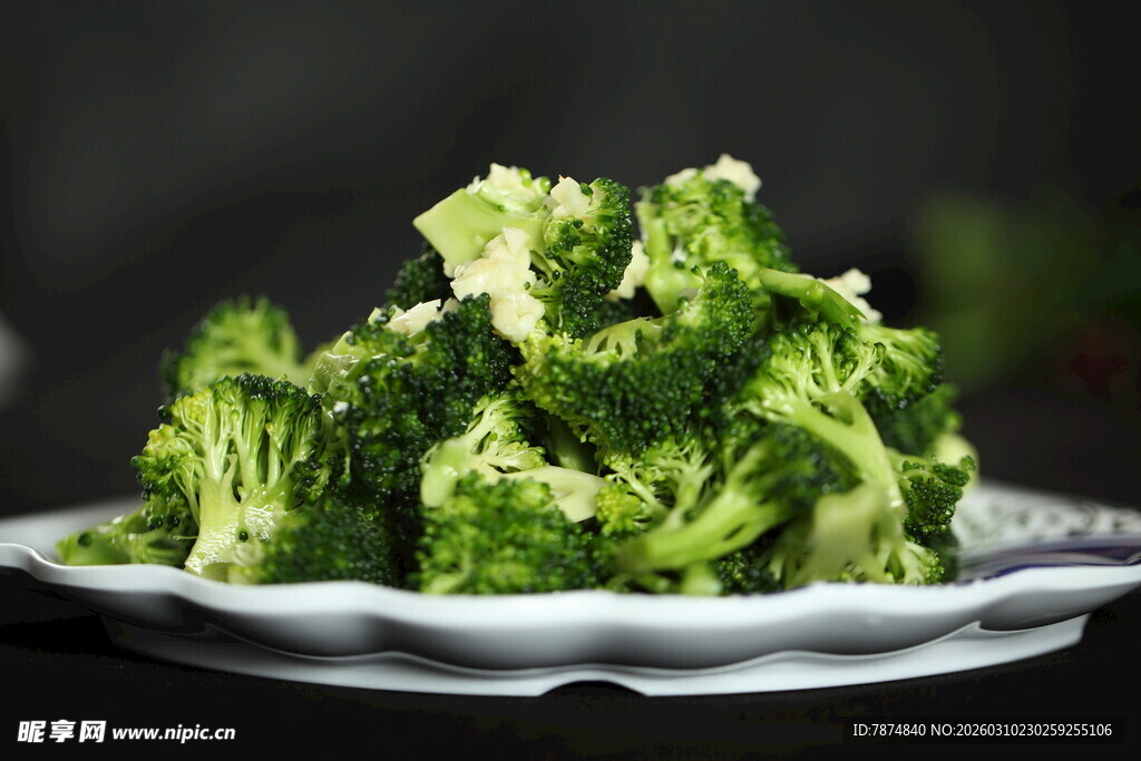 一盘新鲜西兰花