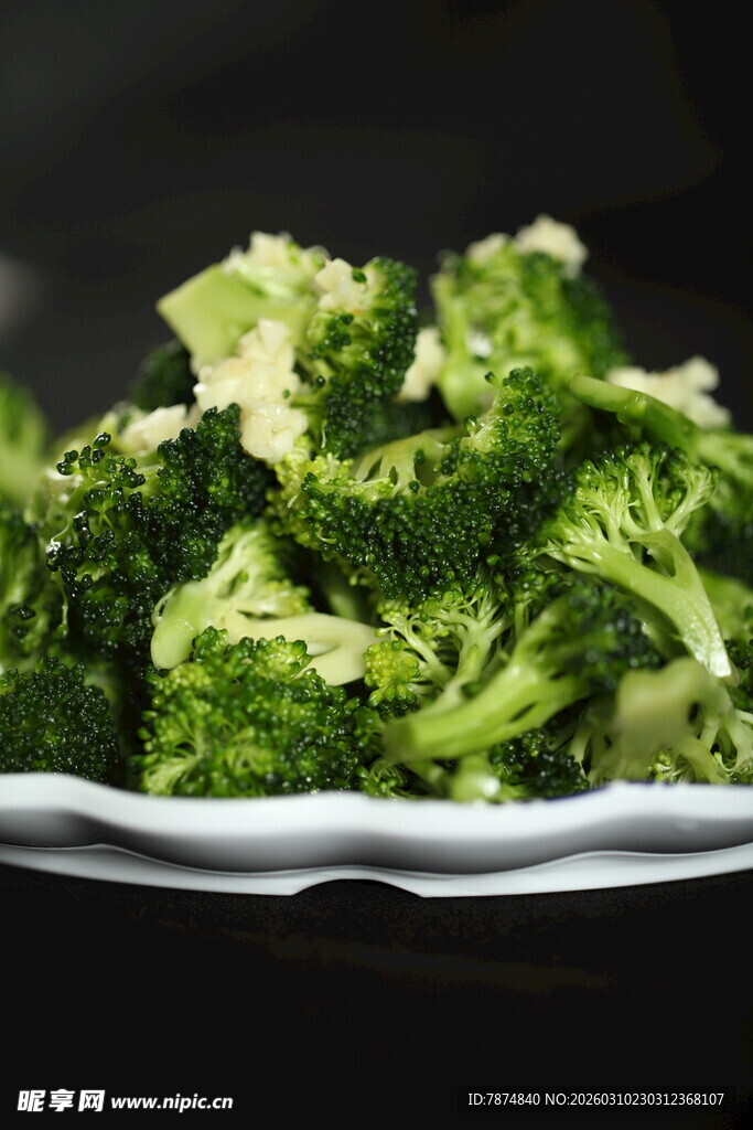 白色碗中的新鲜西兰花