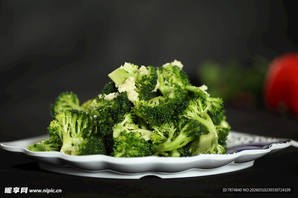 新鲜西兰花摆于精致盘中