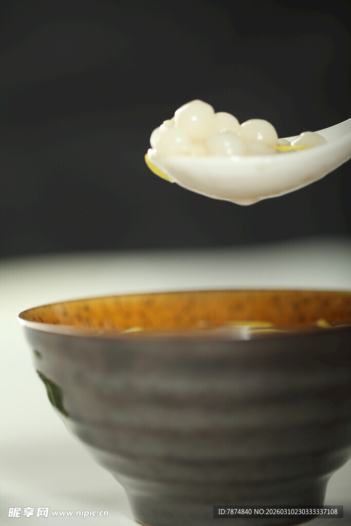 瓷碗中盛着一勺白米饭