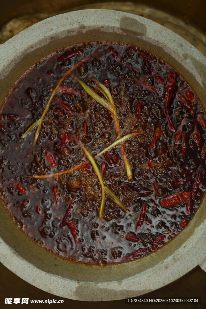 大盆中泡制的多彩食材