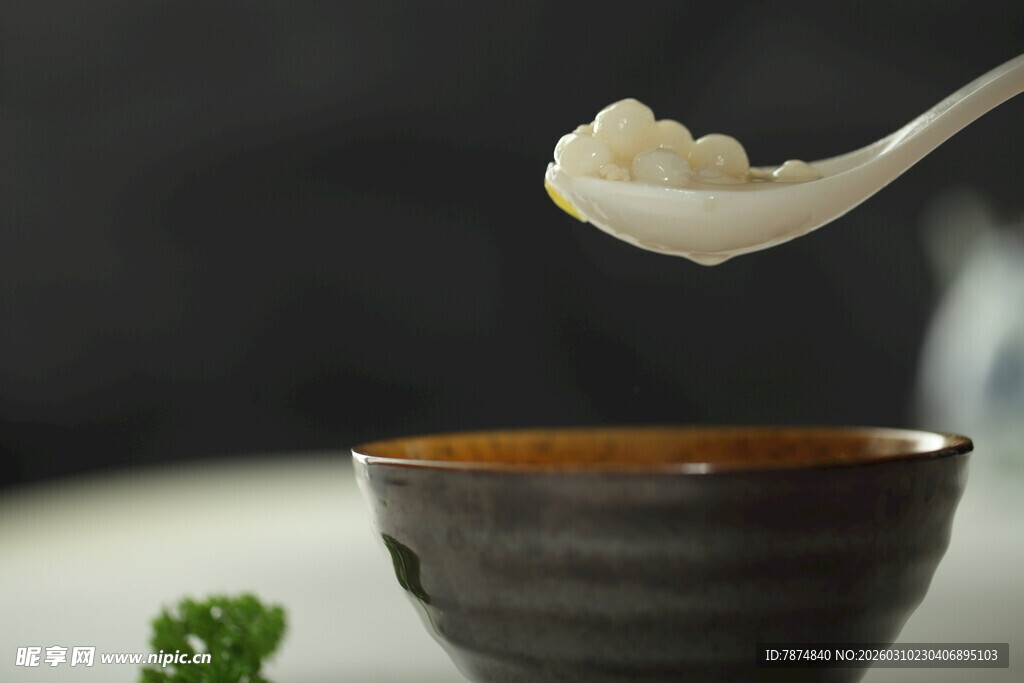 舀起米饭的温馨瞬间