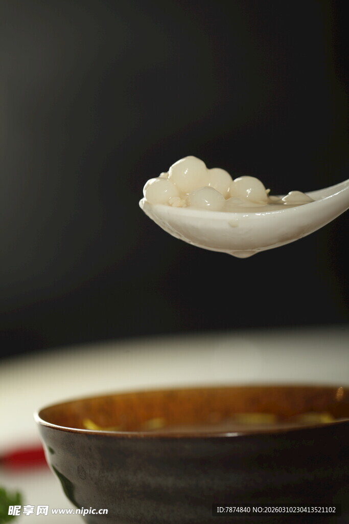 白勺盛着的白色颗粒美食