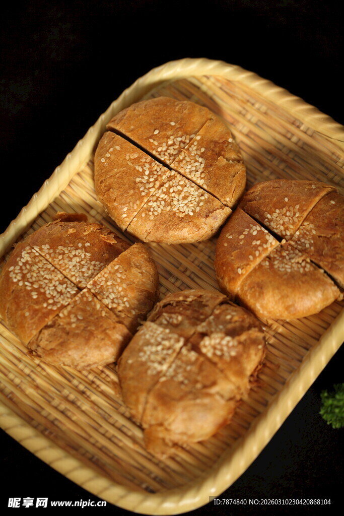 竹盘里的美味红糖饼