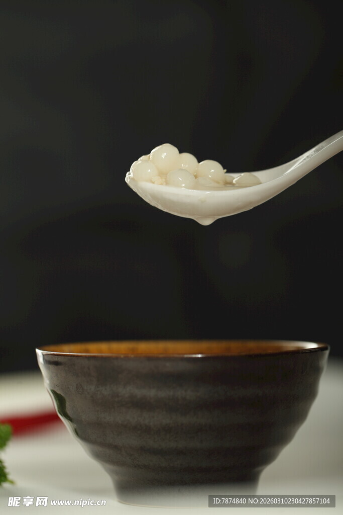 瓷碗上的一勺白糯米