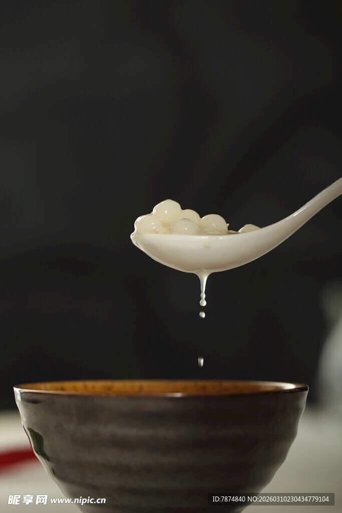 勺子舀起的美味汤圆