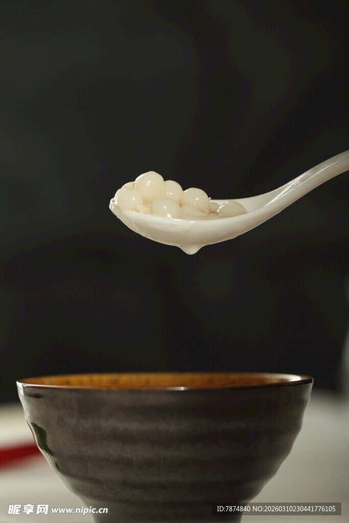 瓷碗盛粥 一勺美味舀起