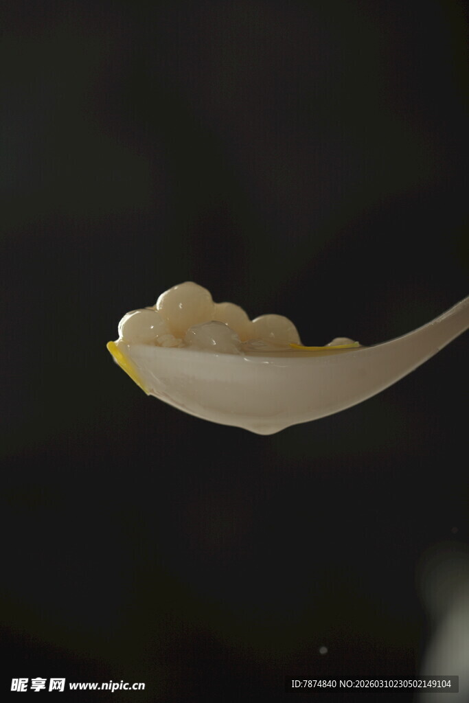 勺子上的美味玉米粒