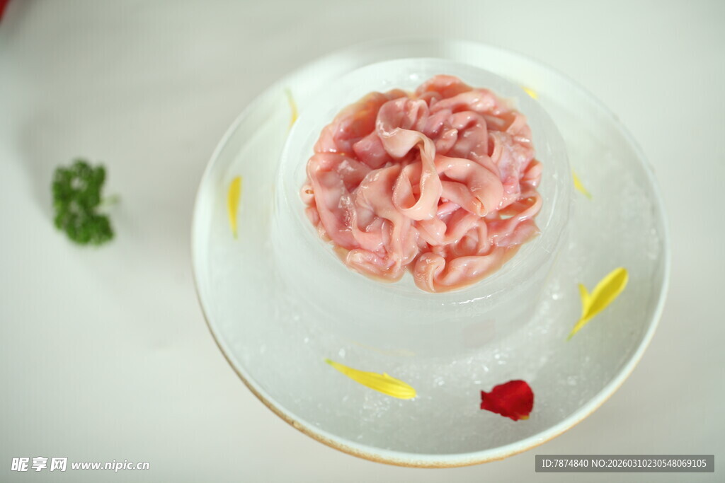 精致摆盘的美味肉丝