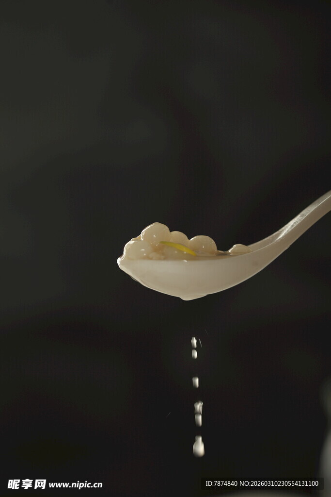 勺子上滴落的白色物质