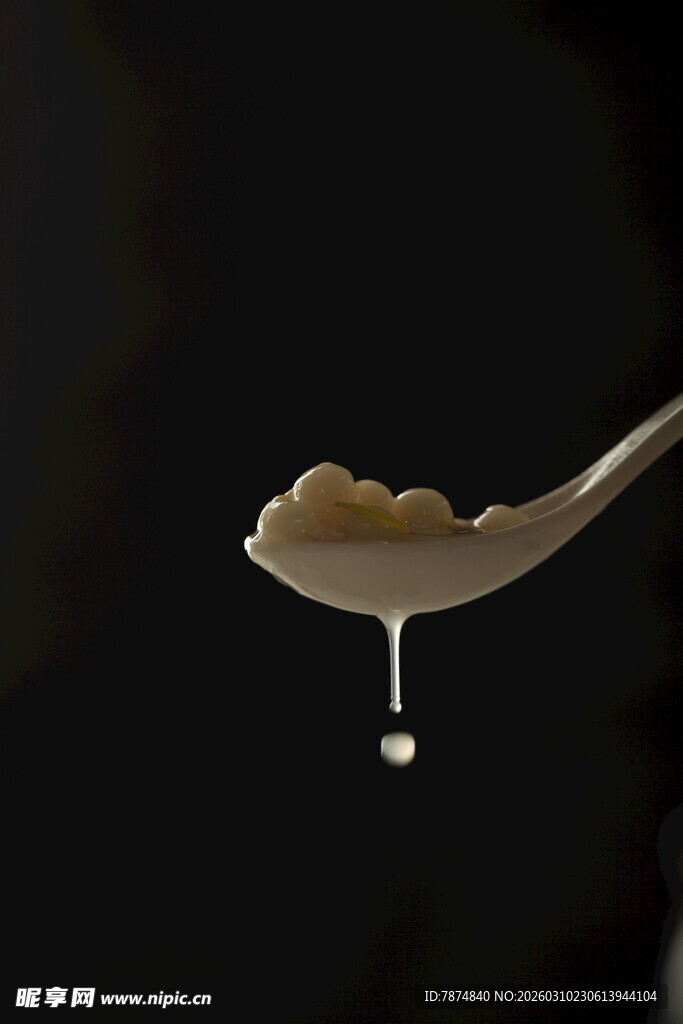 勺子上滴落的粘稠液体