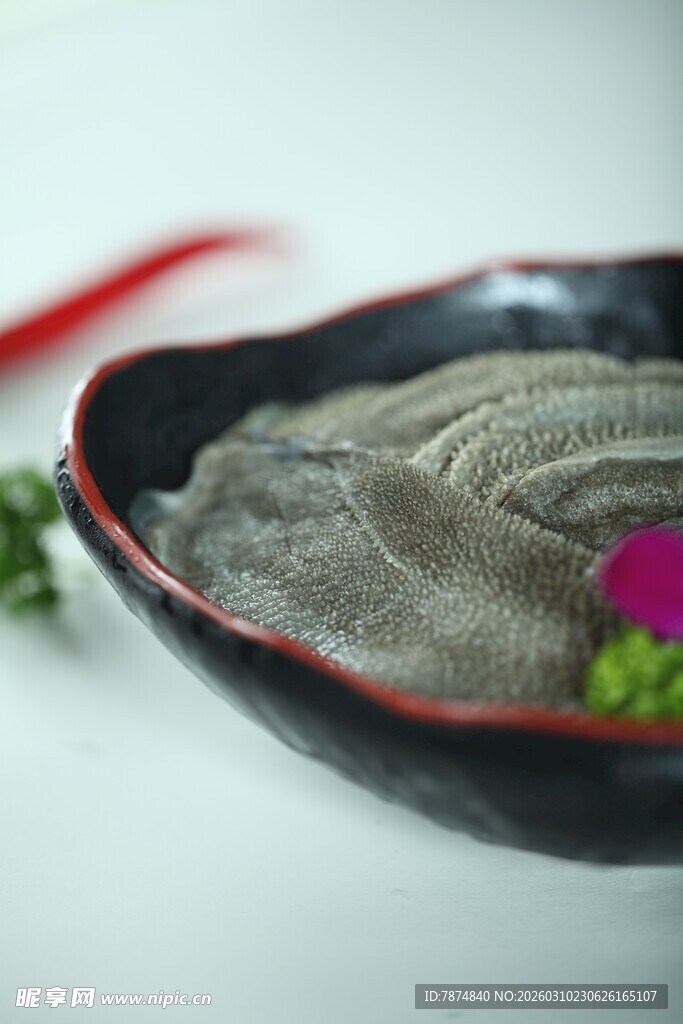 黑色碗中盛着特色食材