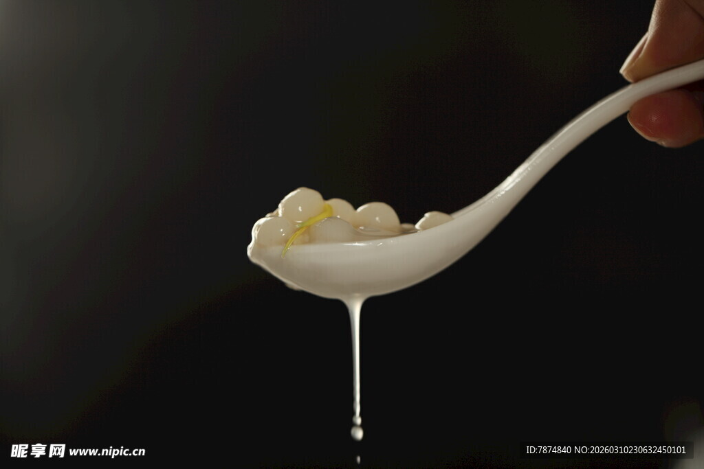 勺子盛着滴流的食物
