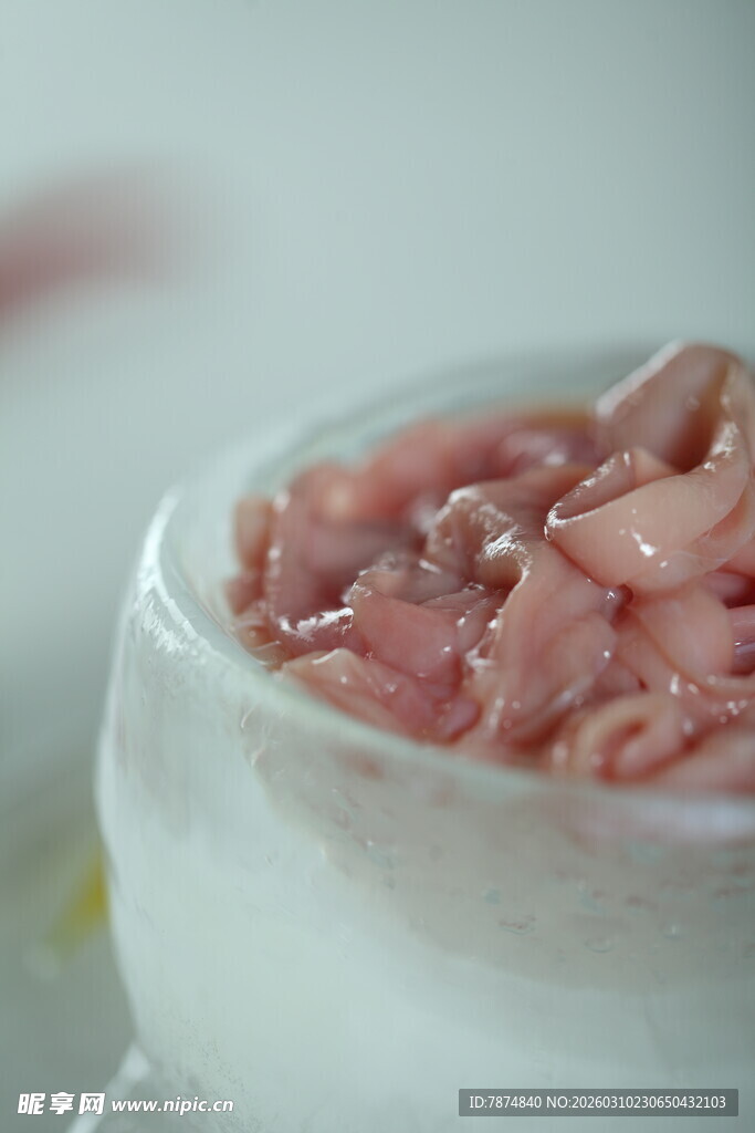 粉色蠕虫装于透明容器中
