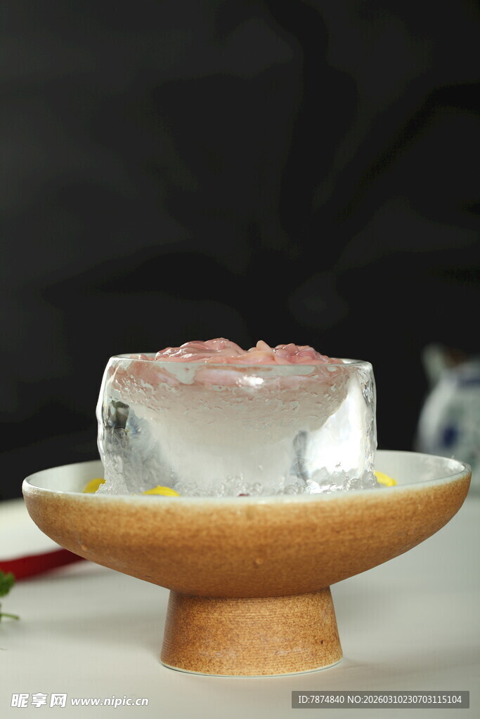 晶莹果冻置于木盘上