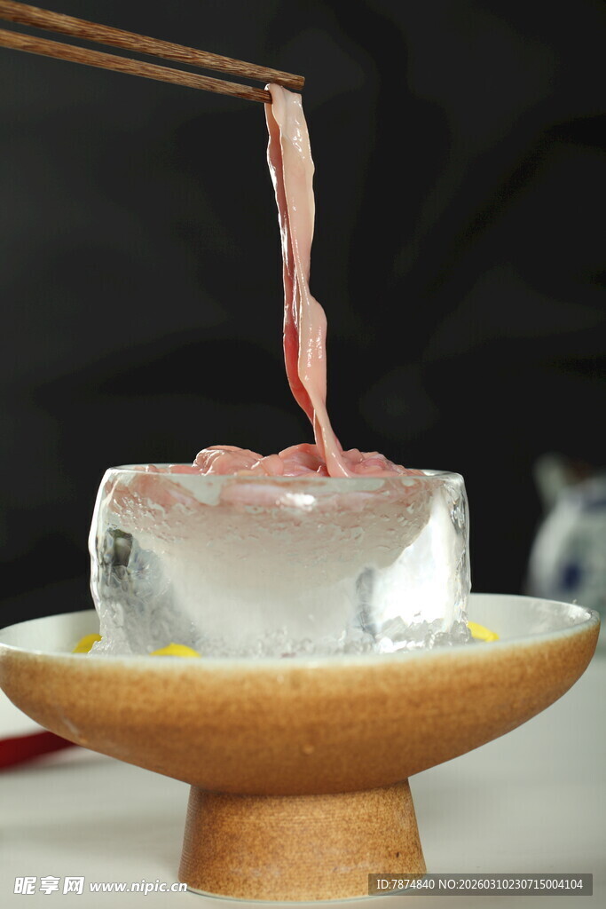 筷子夹起晶莹剔透的食物