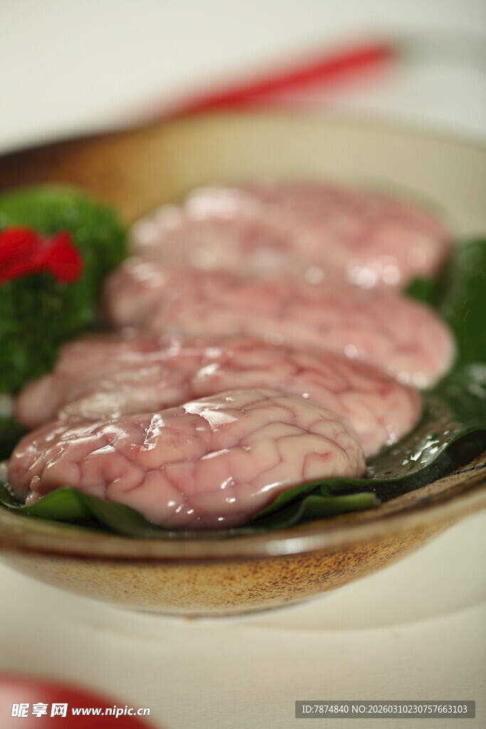 新鲜生肉片摆盘