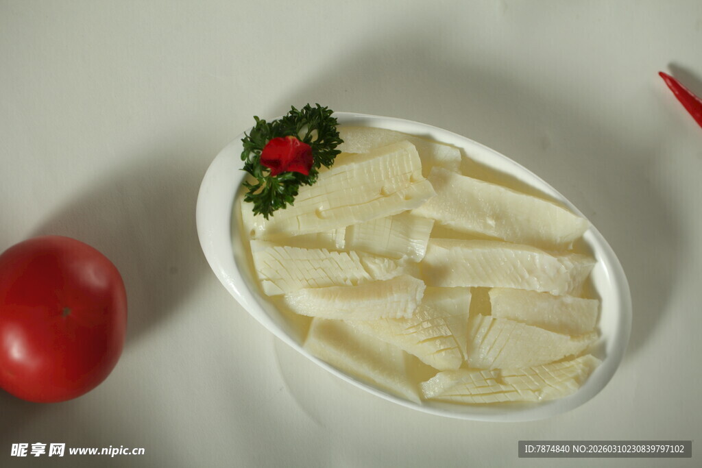 切好的笋片与装饰番茄