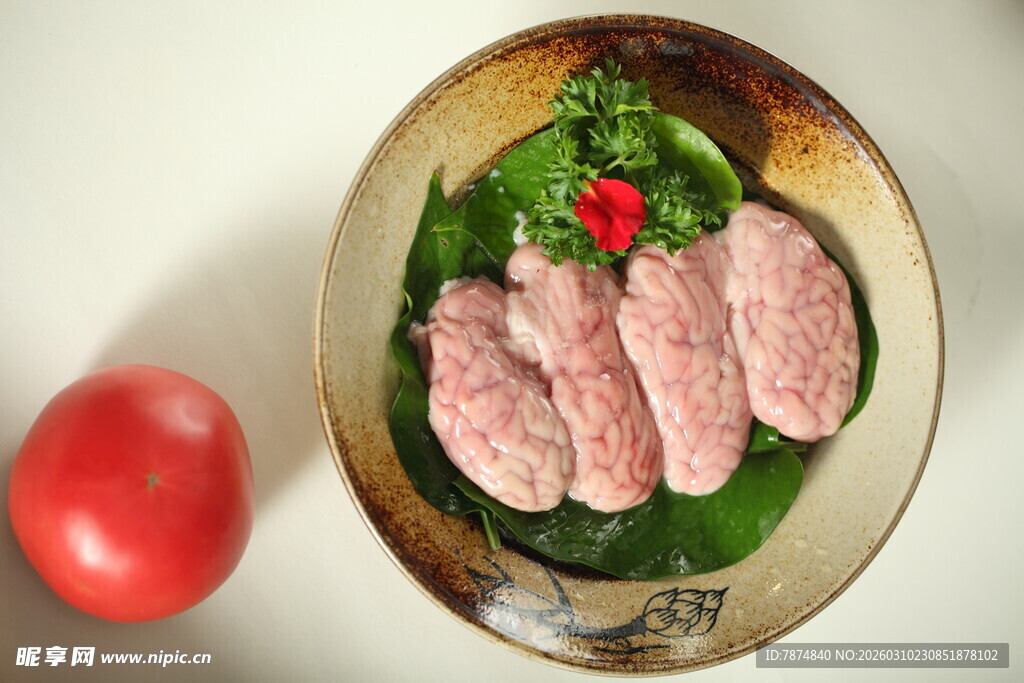 盘中鲜肉与番茄的搭配