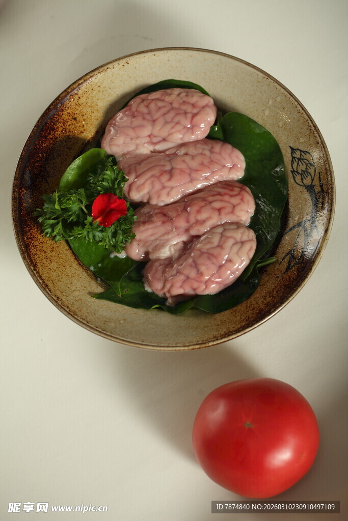 盘中美味香肠与配菜