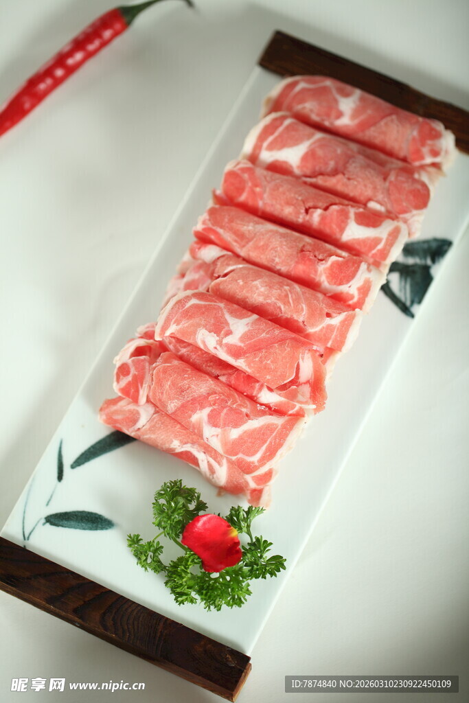 新鲜摆盘的美味生牛肉片