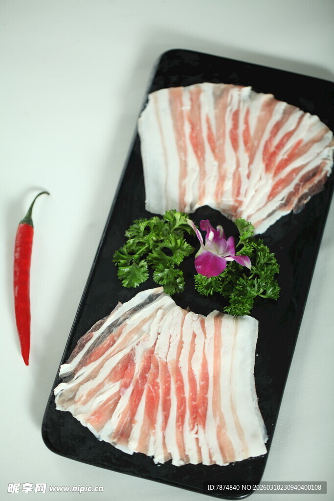 精致摆盘的美味五花肉