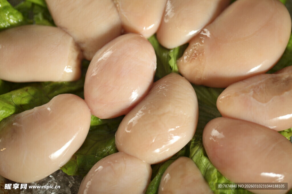 新鲜鸡胸肉配翠绿生菜