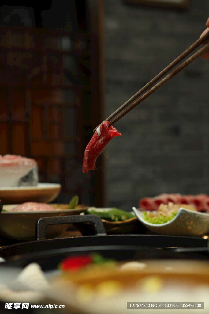 筷子夹起诱人美食瞬间