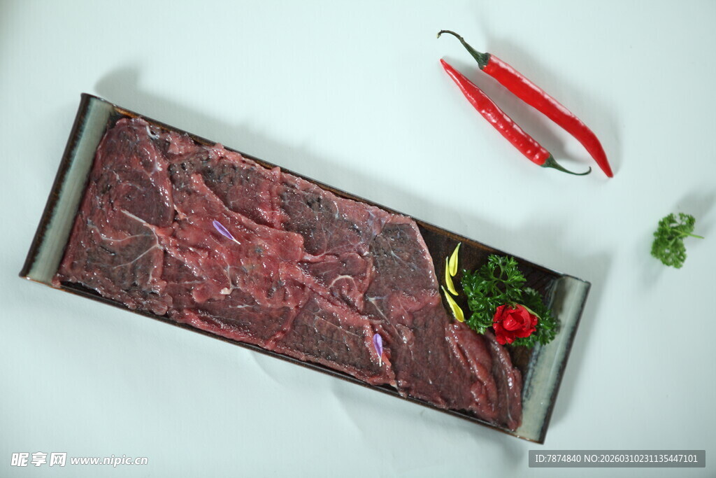 新鲜牛肉与配菜展示