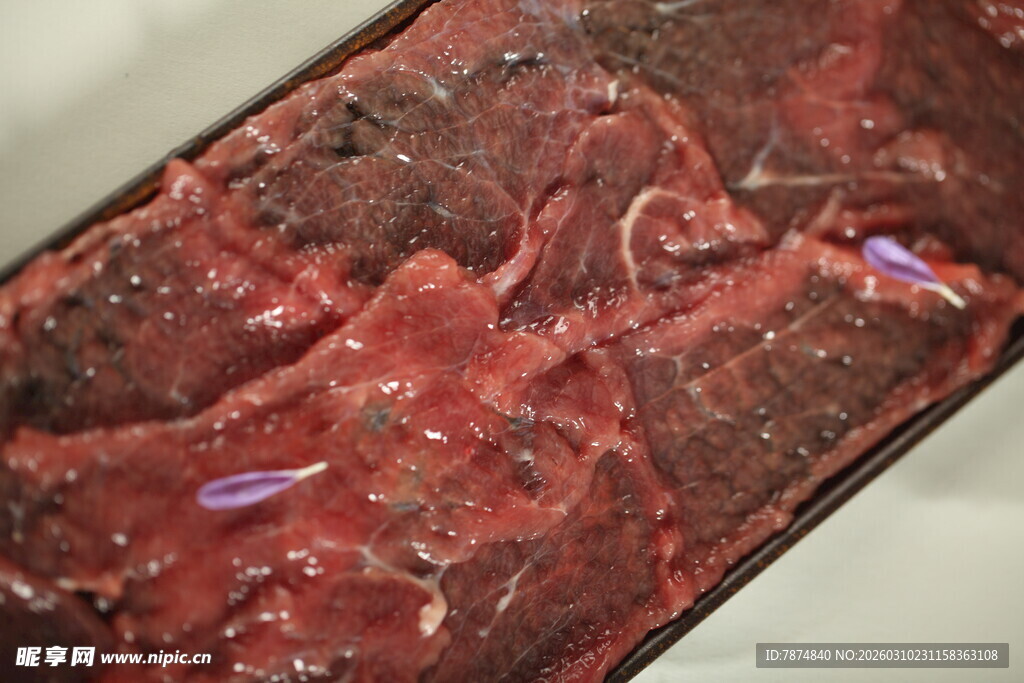 红色纹理精美矿石样本