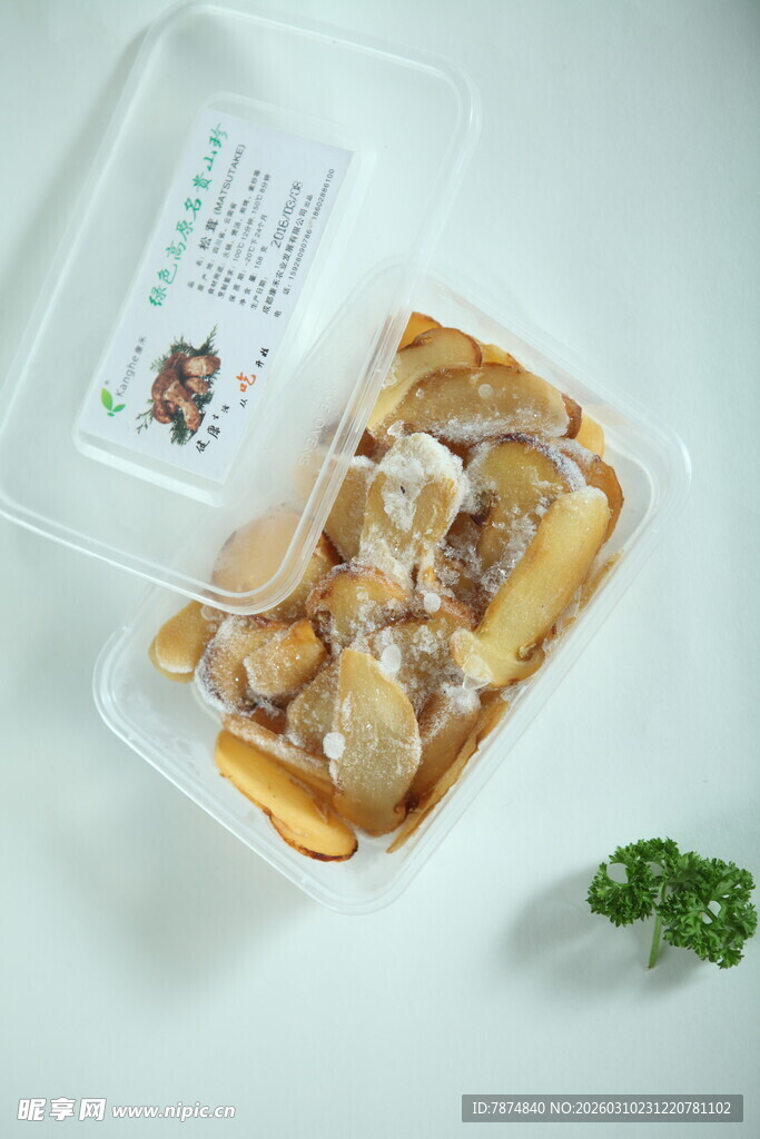 盒装美味糕点及清新点缀