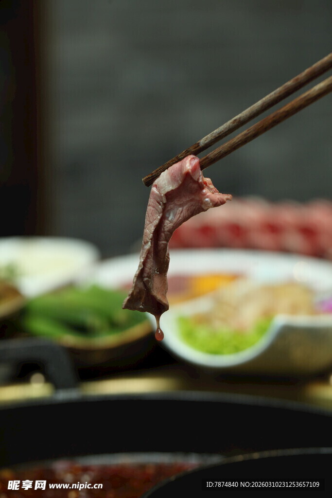 筷子夹起鲜嫩烤肉