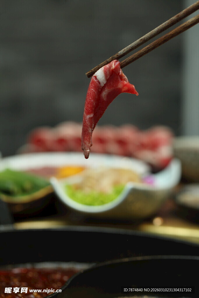 筷子夹起鲜嫩火锅牛肉