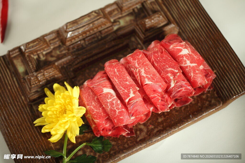精致摆盘的鲜嫩牛肉片