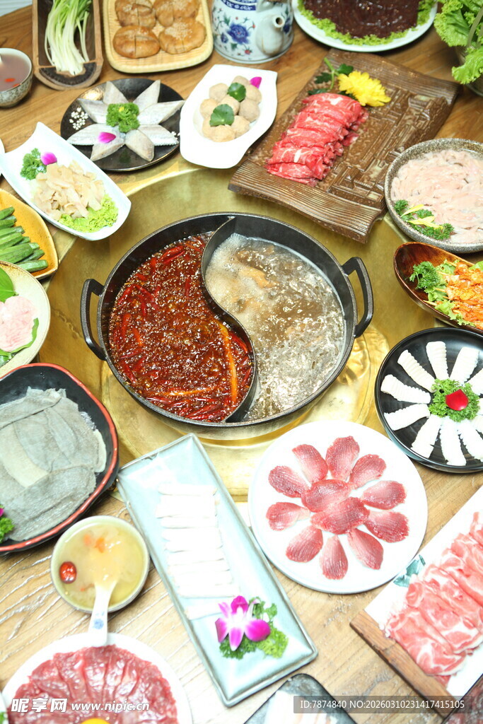 丰富多样的火锅食材拼盘