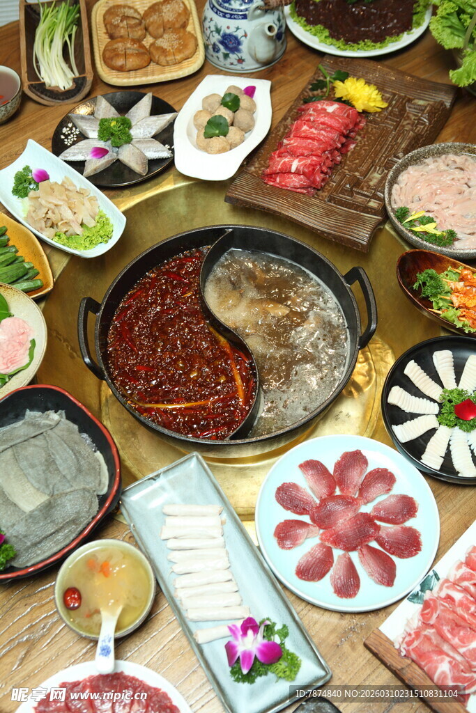 丰盛多样的火锅食材拼盘