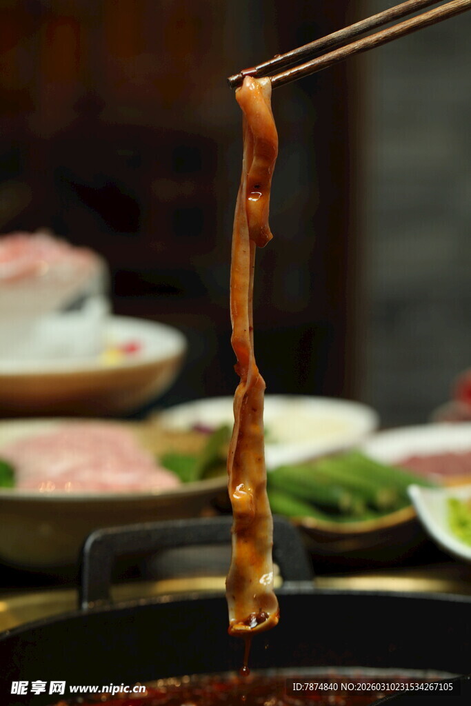 筷子夹起的鲜嫩火锅食材