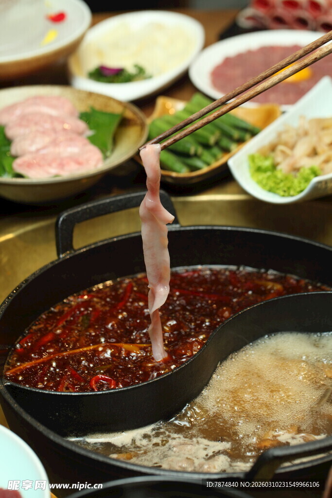 美味鸳鸯火锅涮食瞬间