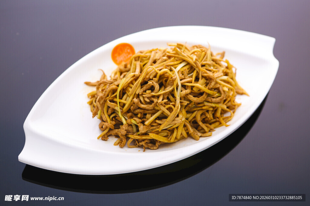 美味炒面摆于精致白盘