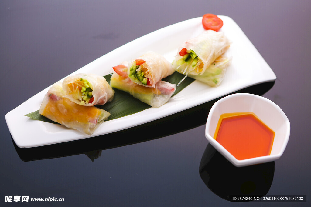 美味寿司配特色蘸酱