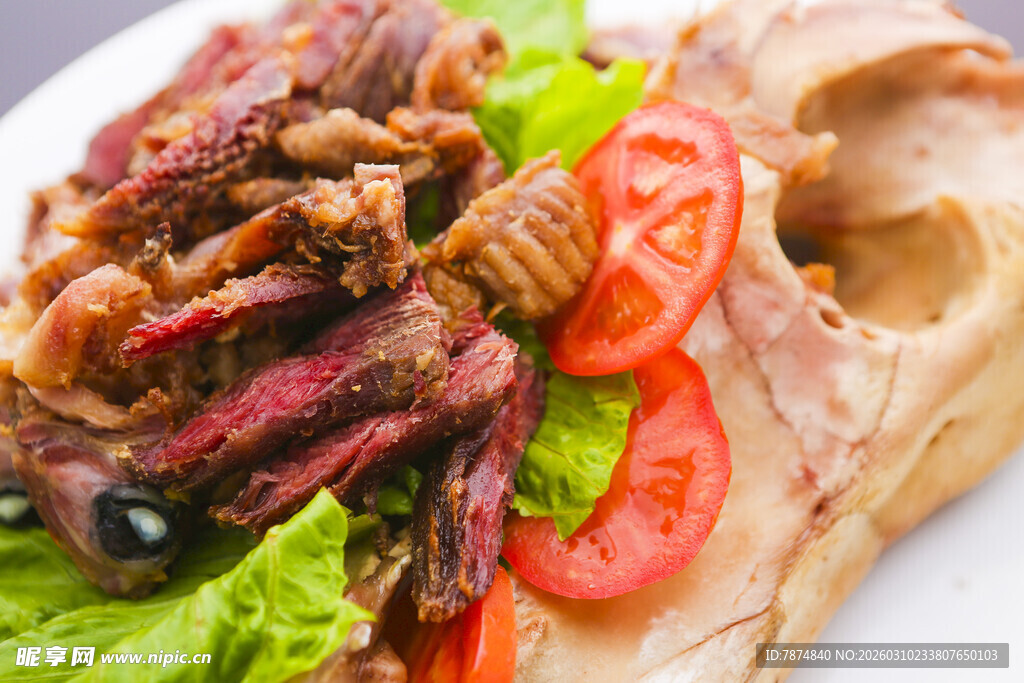 美味牛排配蔬菜与核桃