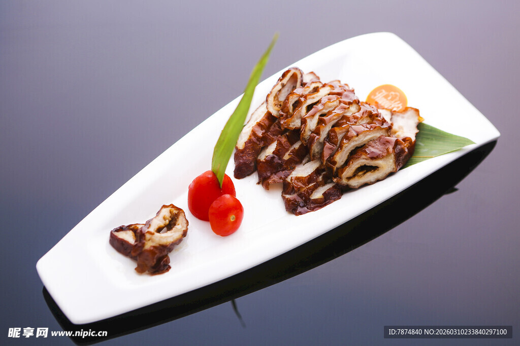 精致摆盘的美味酱汁肉类