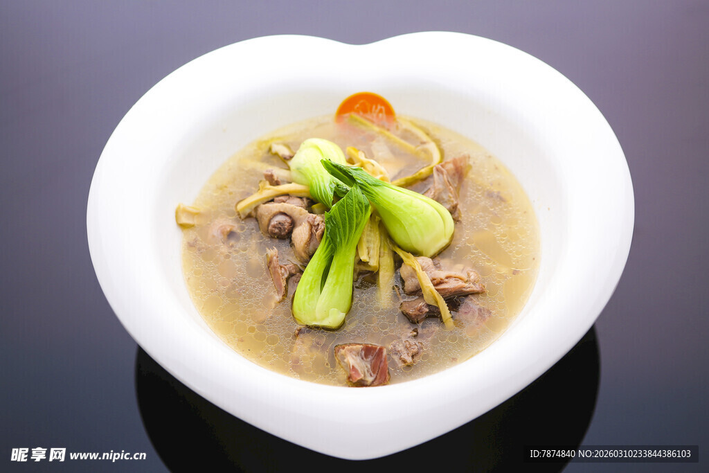 心形碗中的美味杂蔬炖菜