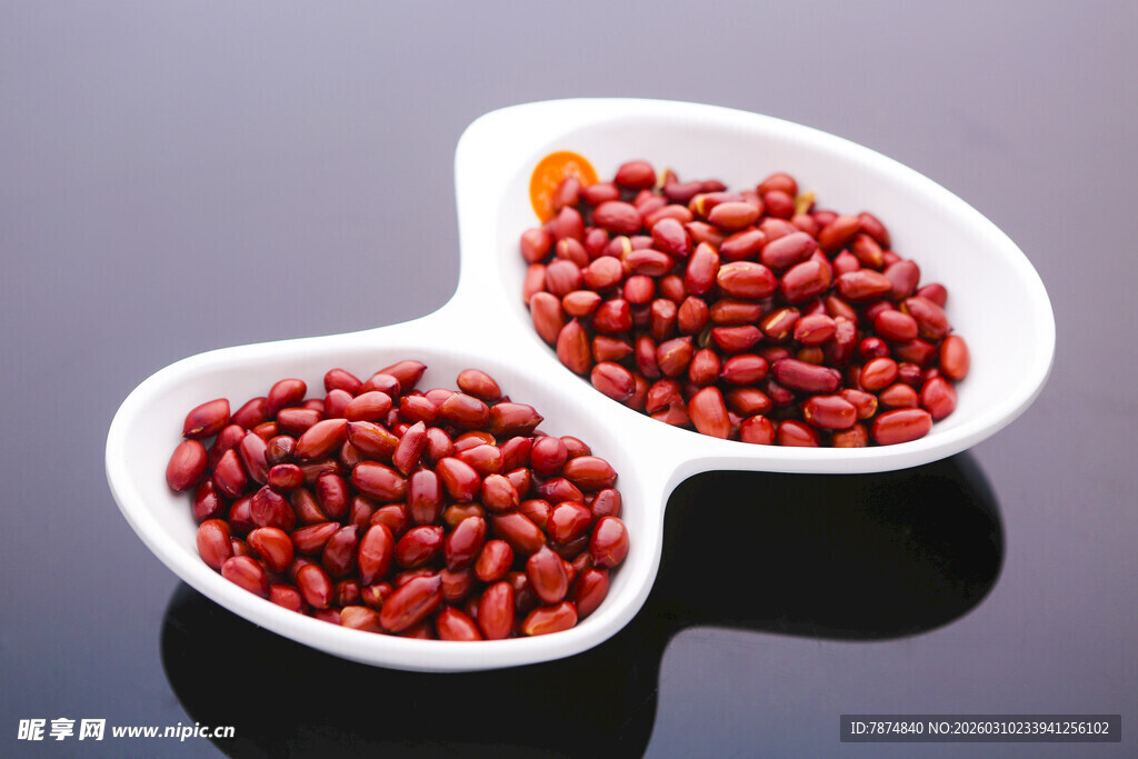 双碟盛放的饱满红芸豆