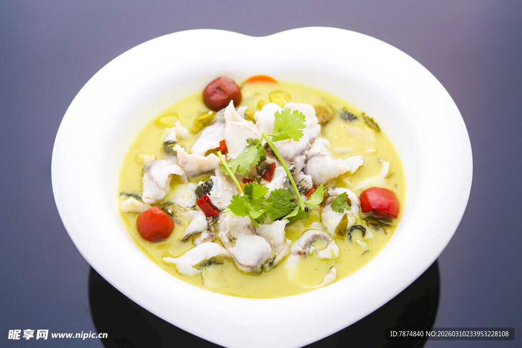 心形碗中的美味鱼肉料理